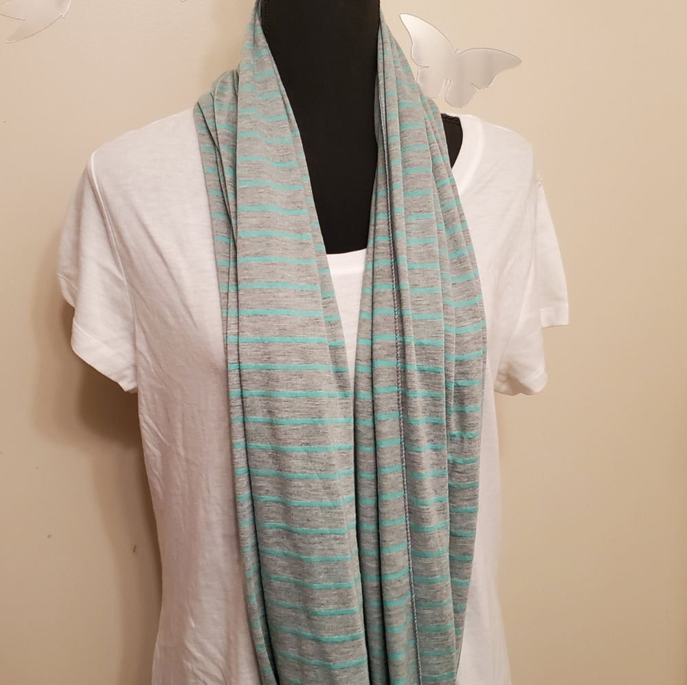 4/$30🌟Charming Charlie Infinity Scarf - Picture 4 of 5